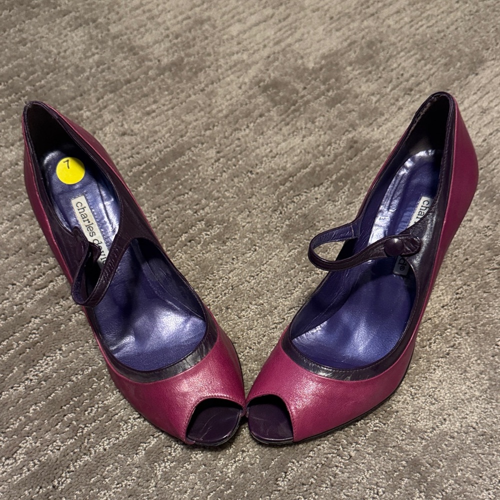 Cutie patootie 50s-esque peep toe heels. Size 7